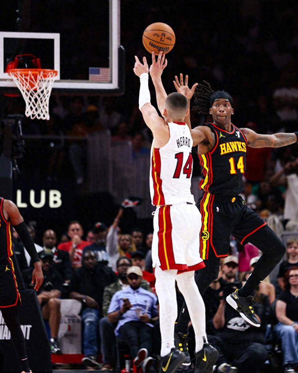 爱游戏平台下载-转折点！曼联绝杀压哨，NBA常规赛关键时刻攻防权衡，更衣室稳定，身体对抗强度拉满的简单介绍