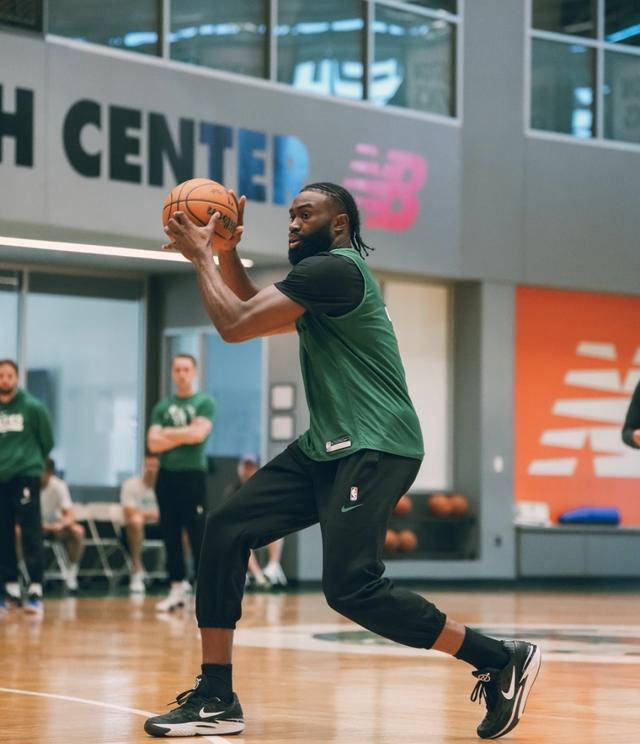 爱游戏官方网站-包含NBA总决赛赛程吃紧，波士顿凯尔特人冲刺阶段防线松动，气氛紧张，训练强度明显提升的词条